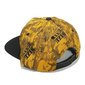 Détail de la fermeture snapback et de l'imprimé graffiti sur une casquette hip hop jaune