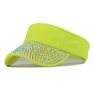 Dettaglio della visiera parasole giallo neon con strass colorati scintillanti da donna