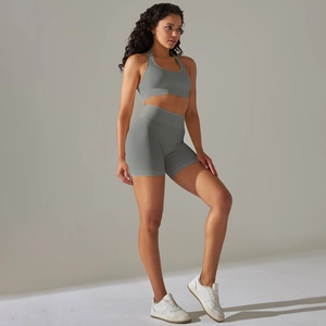 Dettaglio del set yoga grigio senza cuciture con pantaloncini a vita alta e trama del reggiseno