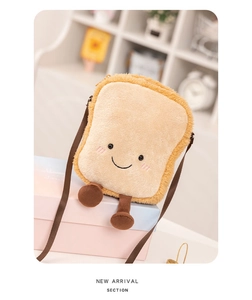 Détail d'un petit sac à bandoulière en peluche forme toast avec un visage souriant
