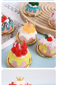 Detail van diverse faux crème cake bedeltjes met fruit toppings en gouden haken