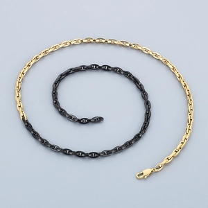 Détail de la chaîne à maillons 5mm en acier inoxydable noir et or bicolore au fini brillant