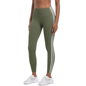 Détail du pantalon de yoga vert olive à taille haute avec rayures latérales blanches sport