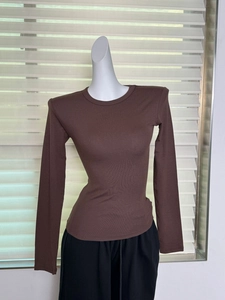 Détail du t-shirt thermique marron côtelé avec épaulettes et coupe ajustée extensible