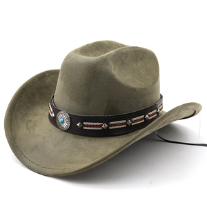 Dettaglio cappello cowboy in scamosciato verde oliva con fibbia metallica e pietra turchese