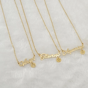 Collares de los signos del zodiaco en acero chapado en oro 18K sobre fondo blanco