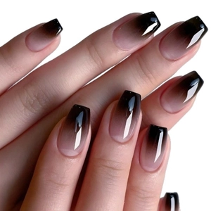 Faux ongles courts ballerine avec dégradé brillant du marron au rose nude naturel