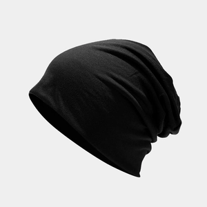 Détail du bonnet noir souple présentant une maille fine et des plis de tissu superposés