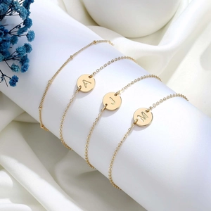 Bracelets lettres plaqués or minimalistes avec breloques A, J, M sur soie blanche