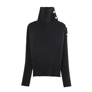 Maglione in maglia nera a collo alto con bottoni decorativi sulle spalle e polsini a coste