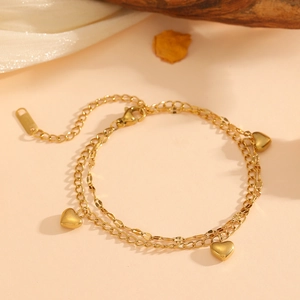 Élégant bracelet doré à double couche avec trois breloques en forme de cœur plein