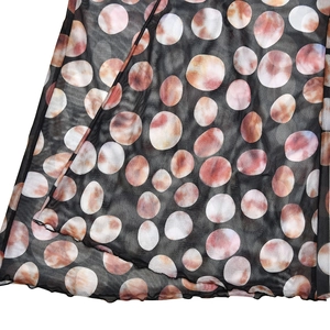 Detailansicht von Leoparden-Netzstoff mit rosa Aquarellpunkten und Saumverarbeitung