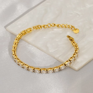 Bracelet tennis élégant plaqué or avec zircones ovales sur un plateau de luxe