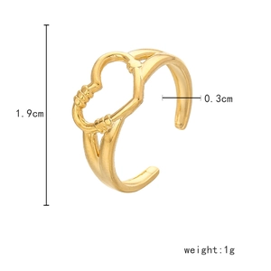 Detailansicht goldener Herzring mit 1,9 cm Außendurchmesser und 1 g Gewicht