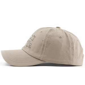 Vista laterale del cappellino da baseball in cotone kaki con ricamo nero e visiera curva