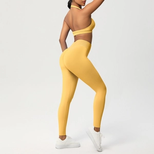 Dettaglio del reggiseno sportivo giallo e leggings yoga a vita alta con effetto push-up