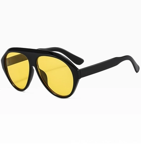 Vue détaillée des lunettes d'aviateur à large monture noire et verres jaunes