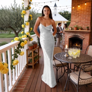 Robe longue élégante à paillettes argentées et dos nu avec fines bretelles de soirée