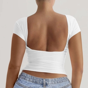 T-shirt blanc à manches courtes dos nu coupe ajustée vue arrière sur un mannequin