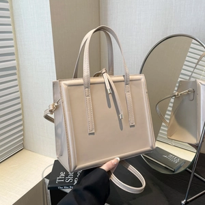 Borsa tote minimalista in pelle beige con manici e tracolla da donna elegante