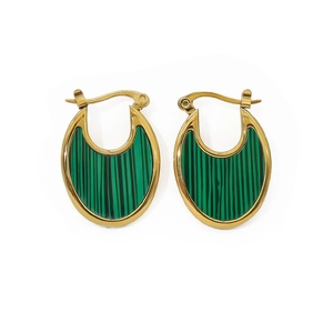 Boucles d'oreilles fer à cheval en malachite dorée avec fermoir à levier sécurisé