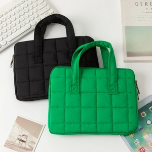 Housse matelassée pour MacBook et iPad, disponible en coloris noir et vert éclatant