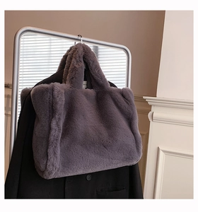 Détail du sac cabas en peluche gris foncé avec texture douce et poignée minimaliste chic