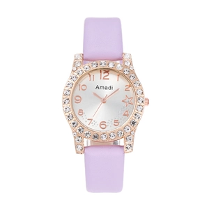 Dettaglio della lunetta con strass in oro rosa e del cinturino in pelle viola