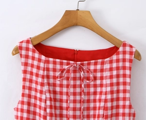 Détail du tissu à carreaux rouge et blanc avec nœud papillon et décolleté carré élégant