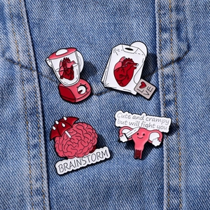 Cartoon Anatomie Emaille-Pins mit Herz, Gehirn und Uterus auf Jeansstoff