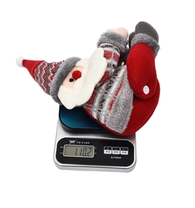 Détail d'une boucle de rideau Père Noël montrant un poids de 110,2g sur une balance précise