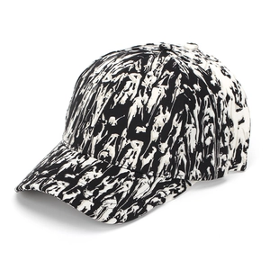 Détail du motif graffiti noir et blanc et de la texture d'une casquette de baseball urbaine