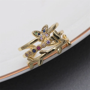 Bague ouverte dorée avec motif papillon, feuilles et zircons colorés micro-incrustés