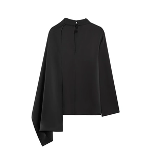 Élégant chemisier noir en satin à manches longues avec ourlet asymétrique et col montant