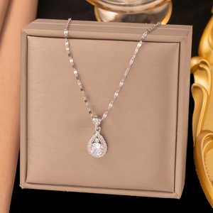Élégant collier goutte d'argent avec pierre centrale ronde et sertissage de zircons pavés