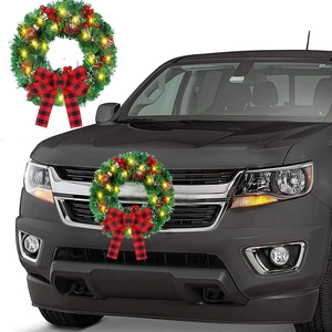Couronne de voiture de Noël 28cm avec lumières LED, pommes de pin et nœud rouge