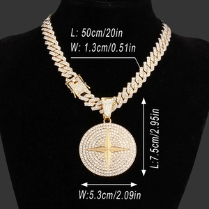 Gouden Cubaanse ketting met ster-medaillon op mannequin inclusief alle afmetingen
