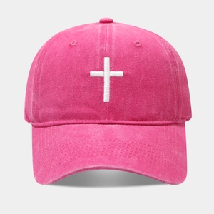 Detail der weißen Kreuzstickerei auf der gewaschenen rosa Baumwoll-Baseballkappe