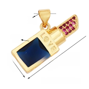 Détail du pendentif rouge à lèvres doré avec pierres bleues et gravure LOVE