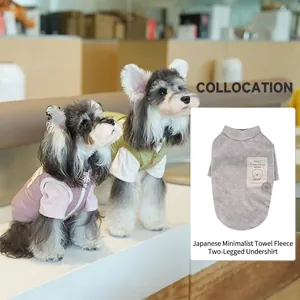 T-shirt pour chien en polaire éponge gris clair avec étiquette stay pawsitive et bouton