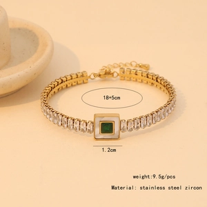 Dettaglio del bracciale a catena dorata con zircone verde e specifiche 18+5 cm