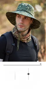 Dettaglio ravvicinato del cappello da sole mimetico con tesa larga e maschera viso