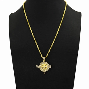 Collier pendentif boussole hip hop doré avec strass brillants et chaîne torsadée