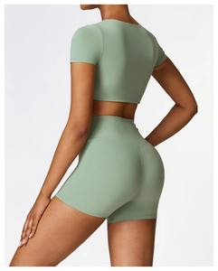 Detailsicht der formenden Rückenlinien und der hohen Taille des grünen Yoga-Sets
