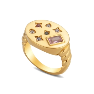 Vista detallada de anillo de sello dorado con circonitas de colores en forma de estrella