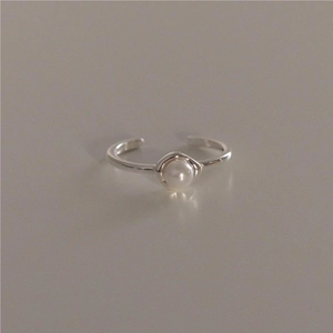 Elegant 925 sterling silver open ring featuring a minimalist white pearl accent