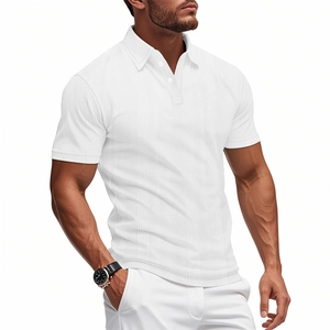 Close-up van de witte jacquard gebreide textuur van een herenpoloshirt met kraag