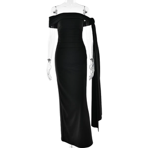 Robe de soirée noire à épaules dénudées avec ruban latéral élégant et coupe ajustée