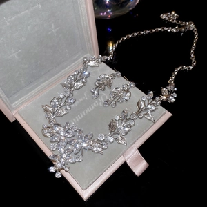 Exquisite flower leaf diamond necklace and earring set in a pink jewelry gift box