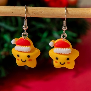 Détail de boucles d'oreilles de Noël en forme d'étoile avec des bonnets de Père Noël